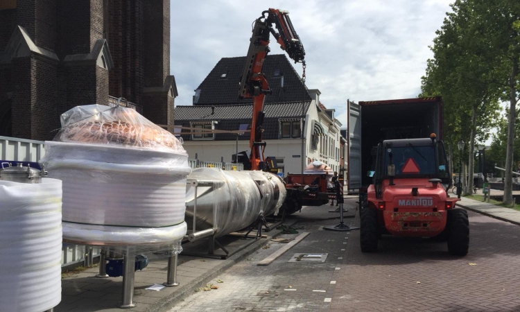 Levering brouwketels bij de Wispe brouwerij in Weesp